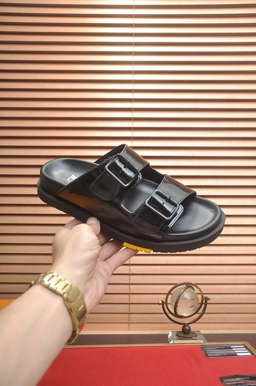 Men's shoes 💰400💶 [Louis Vuitton LV slippers] (high-end cowhide) counter 1:1 fashion style, a must-have for summer! The designer used LV’s iconic outsole. The original simple slippers instantly become fashionable! The upper is made of flexible special cowhide leather straps alternately, and the workmanship is exquisite! A must-have for stylish men in summer, size 38-45 (45 customized)